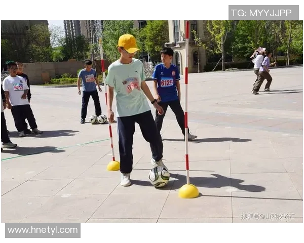 宝宝踢足球视频萌趣无限小小球员展现超强技巧与可爱风采